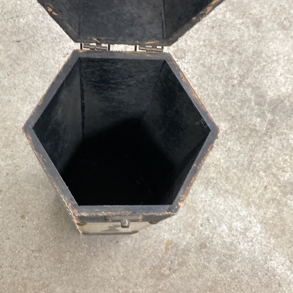 Distressed Decor - Picture 3 of 7